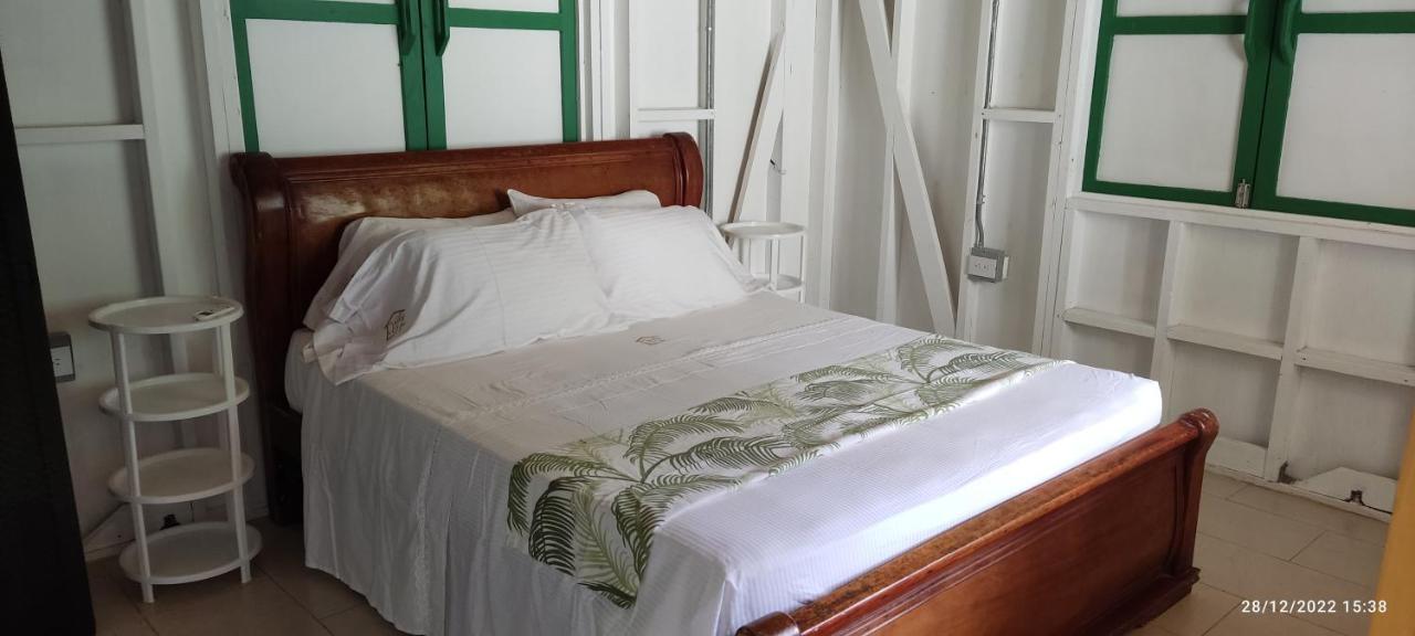 Hotel Yellow Home Providencia Isla Bahia Suroeste Exterior photo